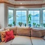 Beach Front Home In Torvikbygd With Wifi בית נופש