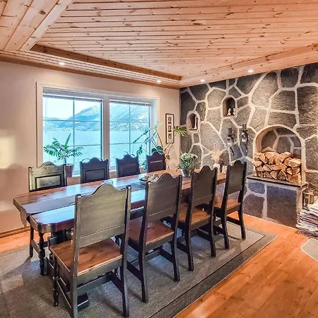 Holiday home 4 Bedroom Awesome In Torvikbygd *