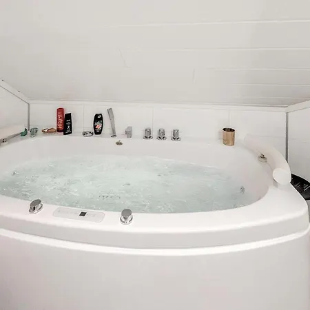 4 Bedroom Awesome In Torvikbygd Jondal