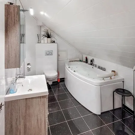 4 Bedroom Awesome In Torvikbygd
