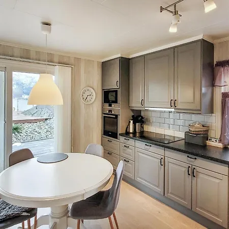 4 Bedroom Awesome In Torvikbygd Holiday home *