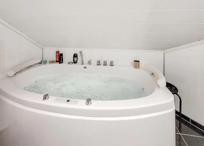 4 Bedroom Awesome In Torvikbygd Tyrvikbygd