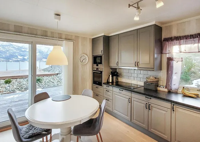 4 Bedroom Awesome In Torvikbygd Ferienhaus *