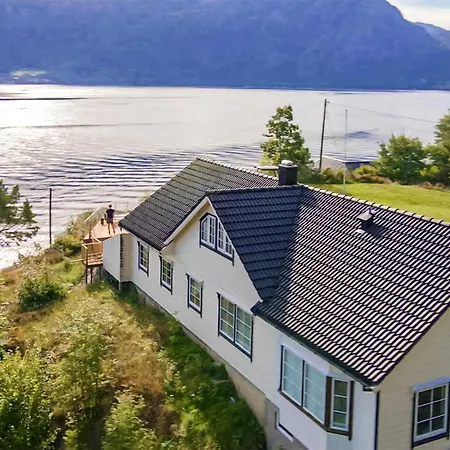 4 Bedroom Awesome In Torvikbygd Nyaraló Tyrvikbygd