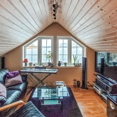 Nyaraló 4 Bedroom Awesome In Torvikbygd Tyrvikbygd