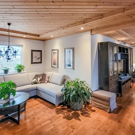 4 Bedroom Awesome In Torvikbygd Nyaraló