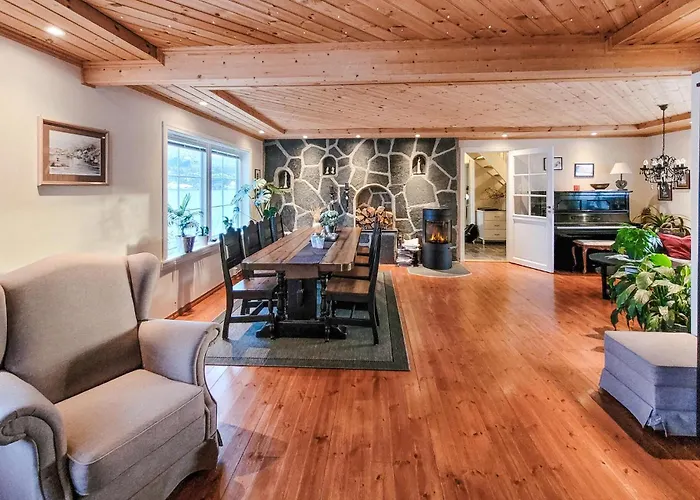 4 Bedroom Awesome In Torvikbygd Tyrvikbygd