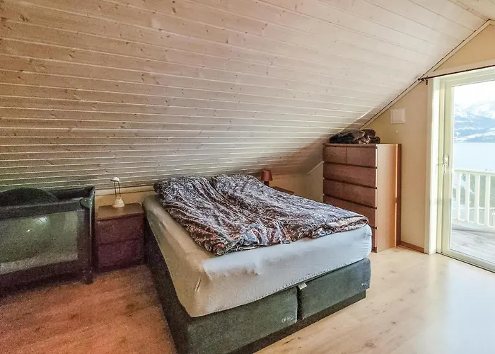 4 Bedroom Awesome In Torvikbygd בית נופש *